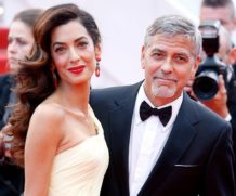 Джордж и Амаль Клуни раздали пассажирам самолета наушники с шумоподавлением
