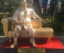 В Голливуде установили статую «похотливого Вайнштейна»